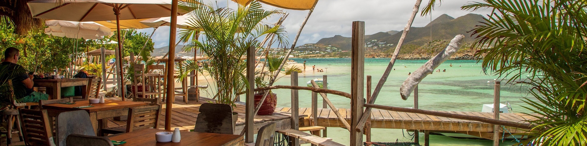 Pinel Island showing general coastal views and cafe scenes