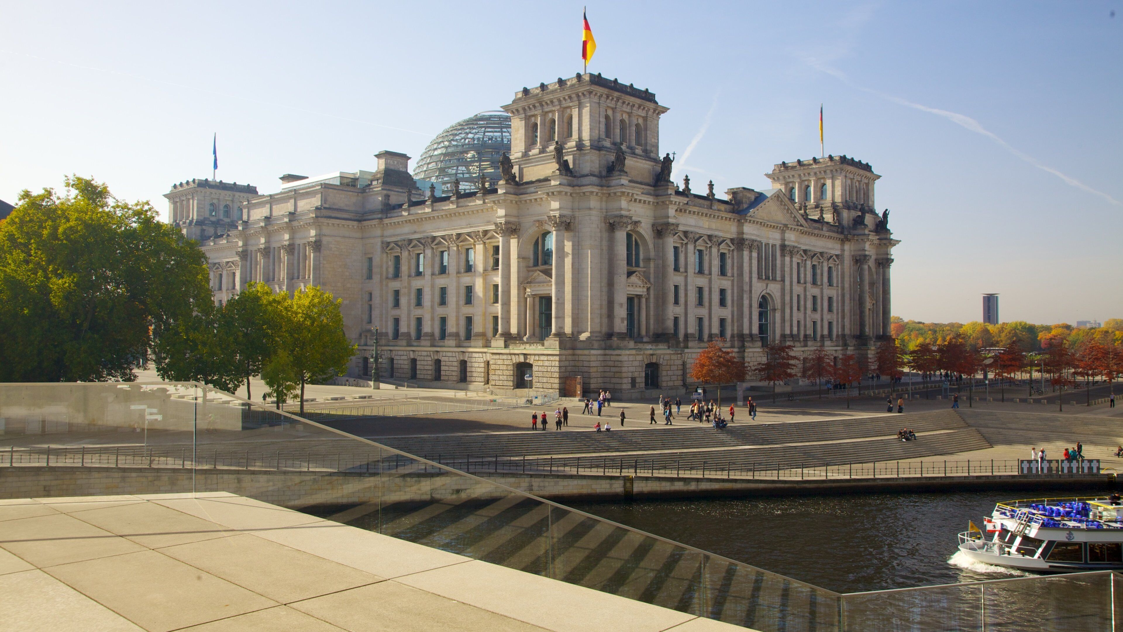 Reichstag ofreciendo un edificio administrativo, paseos en lancha y una ciudad