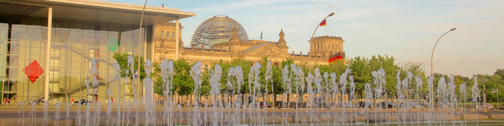 Reichstag Building which includes heritage architecture, a fountain and heritage elements