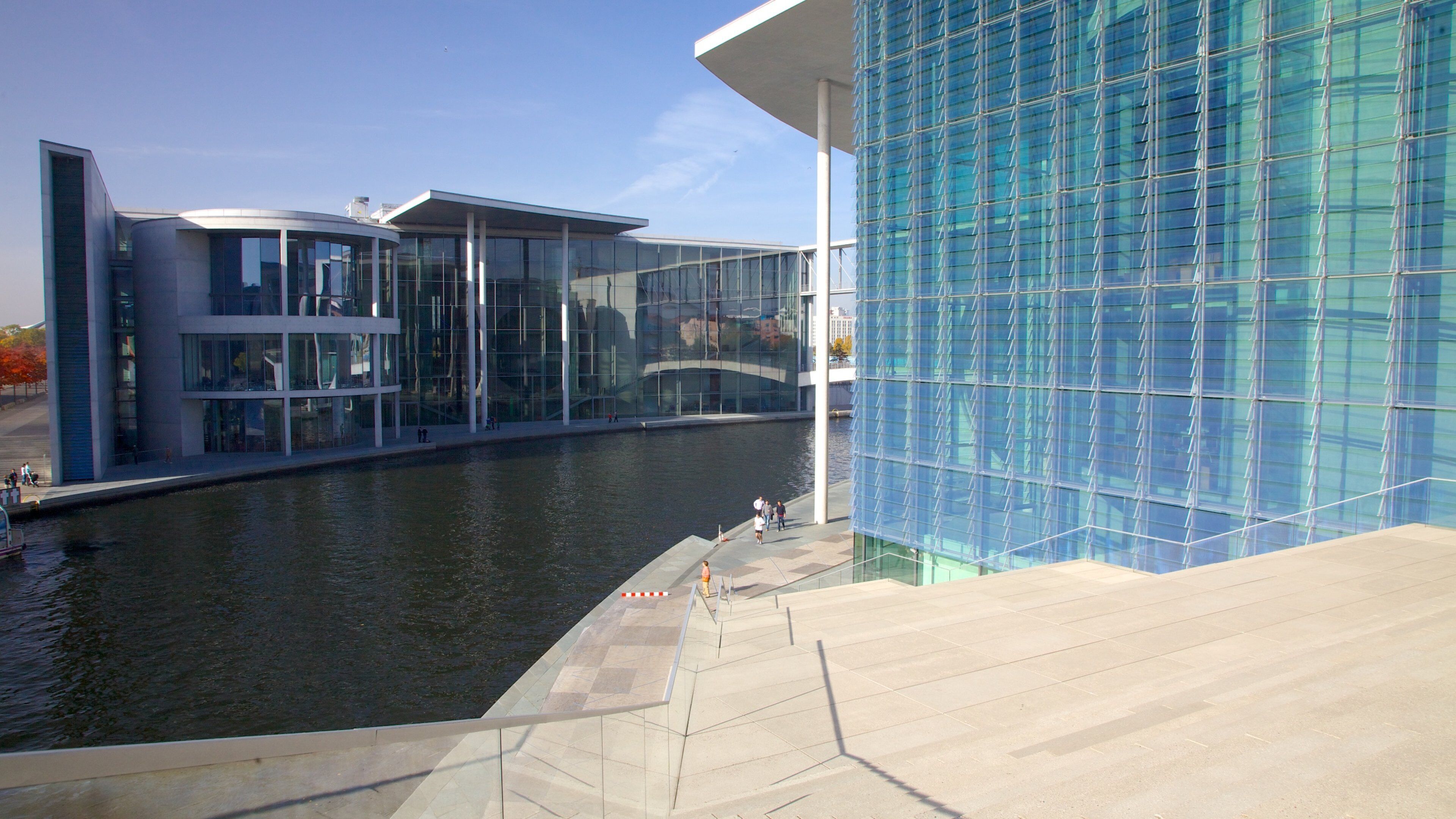 Reichstag Building showing a pond, modern architecture and an administrative building