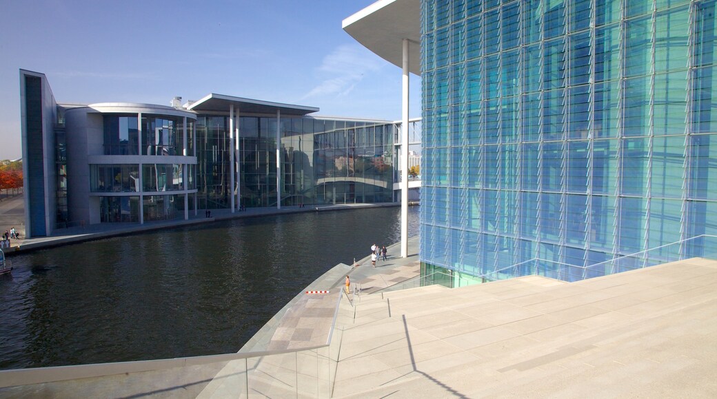 Reichstag Building showing a pond, modern architecture and an administrative building