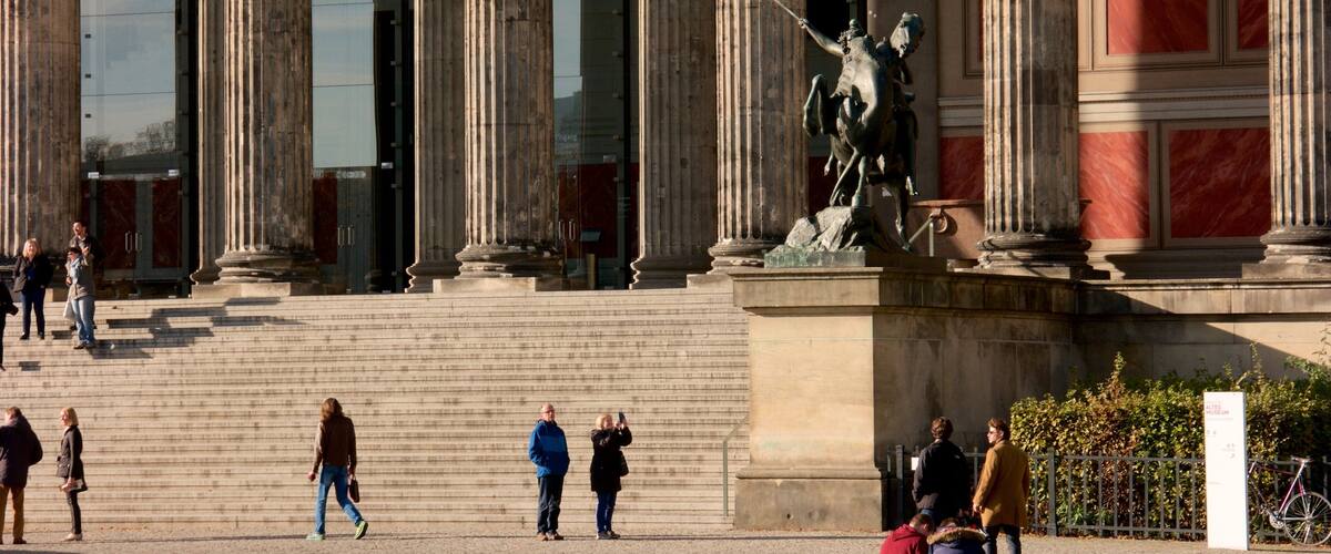 Altes Museum mettant en vedette patrimoine historique et patrimoine architectural aussi bien que important groupe de personnes