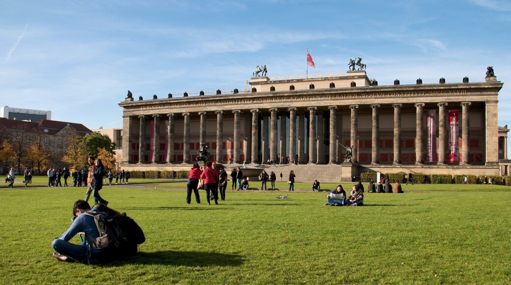 Altes Museum som inkluderer kulturarv og historisk arkitektur i tillegg til en stor gruppe med mennesker