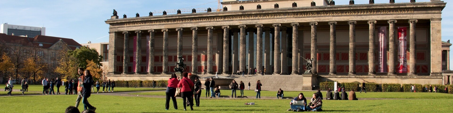 Altes Museum which includes heritage architecture and heritage elements as well as a large group of people