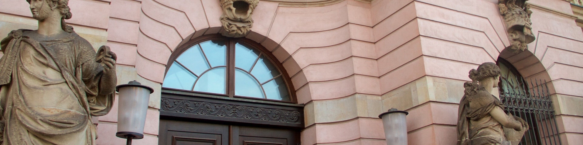 Museu Histórico Alemão que inclui uma estátua ou escultura