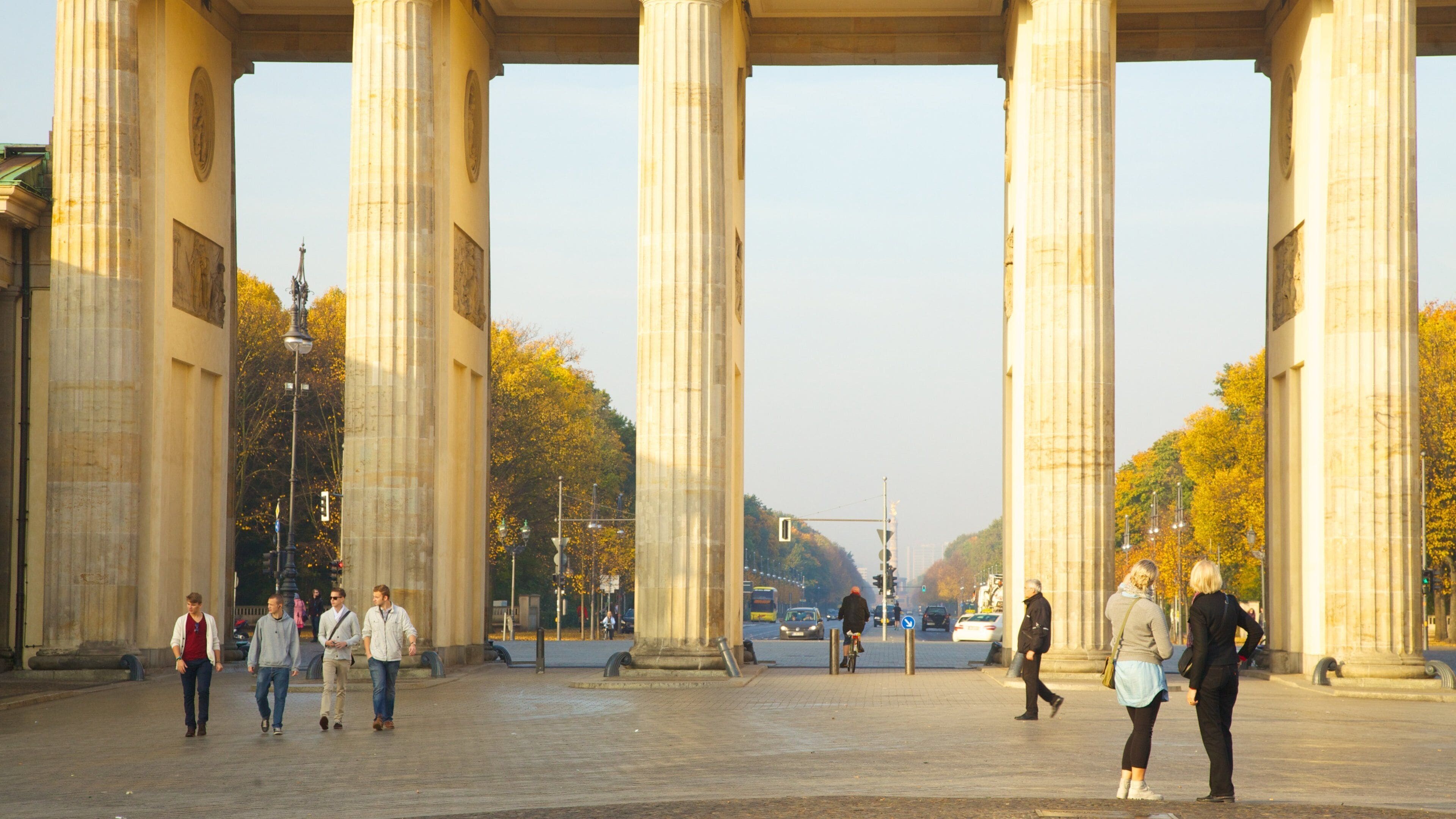 Brandenburg Gate which includes street scenes, a monument and heritage architecture