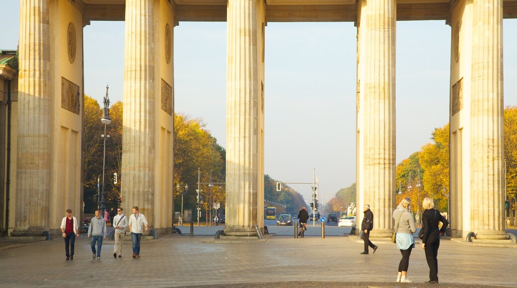 Brandenburg Gate which includes street scenes, a monument and heritage architecture