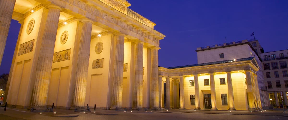Puerta de Brandemburgo mostrando arquitectura patrimonial, una ciudad y escenas de noche