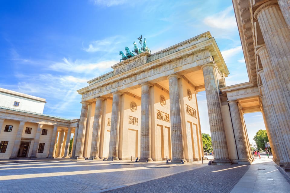 La Puerta de Brandeburgo en Berlín, Alemania, con su arquitectura clásica y grandes columnas.