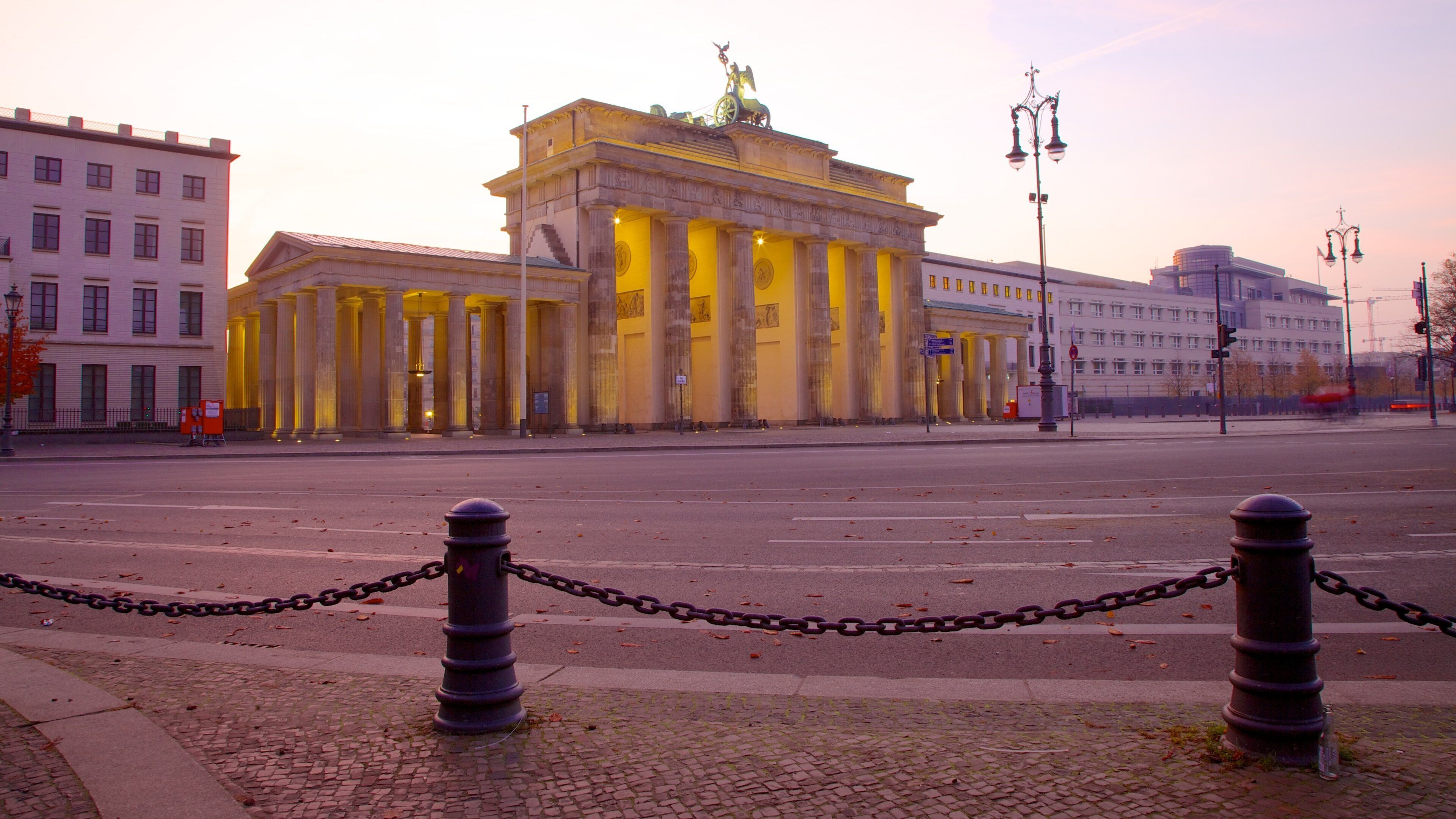 Brandenburger Tor bevat een stad, een overheidsgebouw en een monument