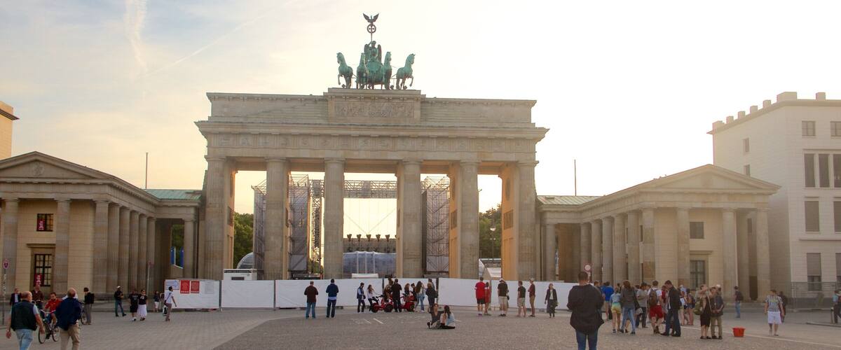 Pariser Platz mit einem Geschichtliches, historische Architektur und Sonnenuntergang