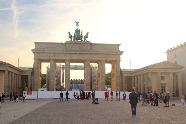Pariser Platz mit einem Geschichtliches, historische Architektur und Sonnenuntergang