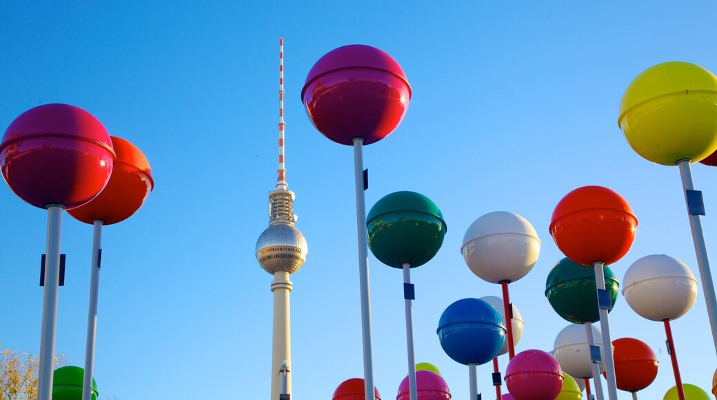 Torre de la Televisión mostrando arte al aire libre