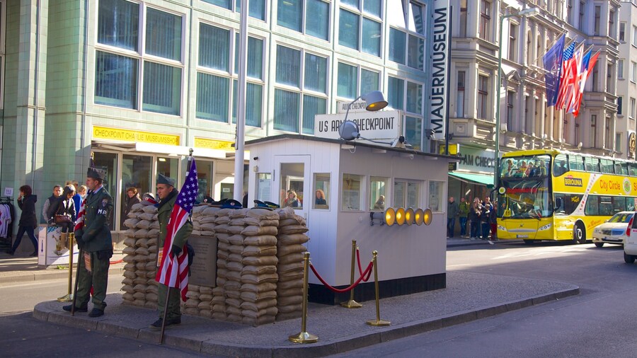 Checkpoint Charlie Museum som inkluderar gatuliv och en stad