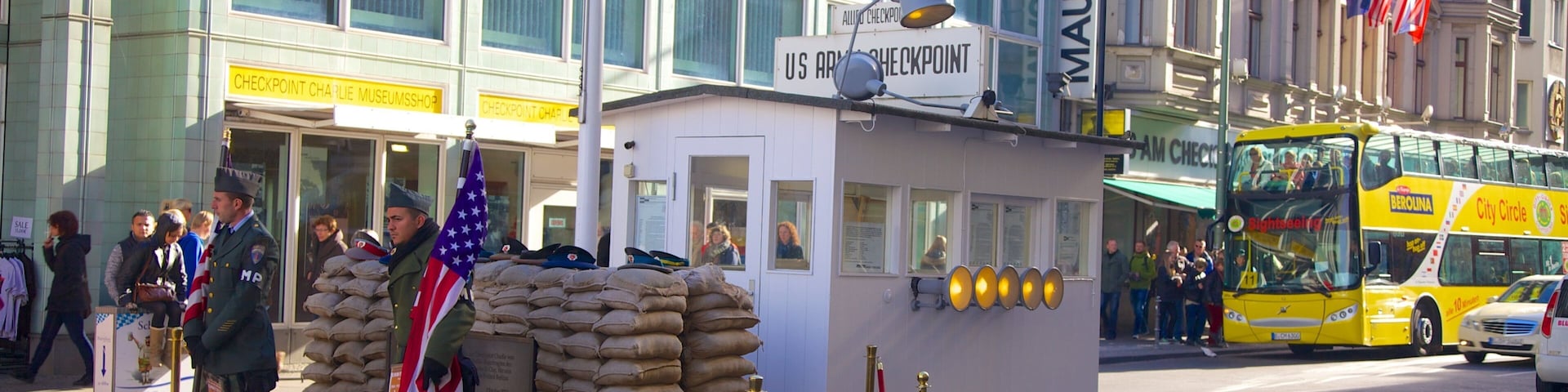 Museu Checkpoint Charlie que inclui uma cidade e cenas de rua