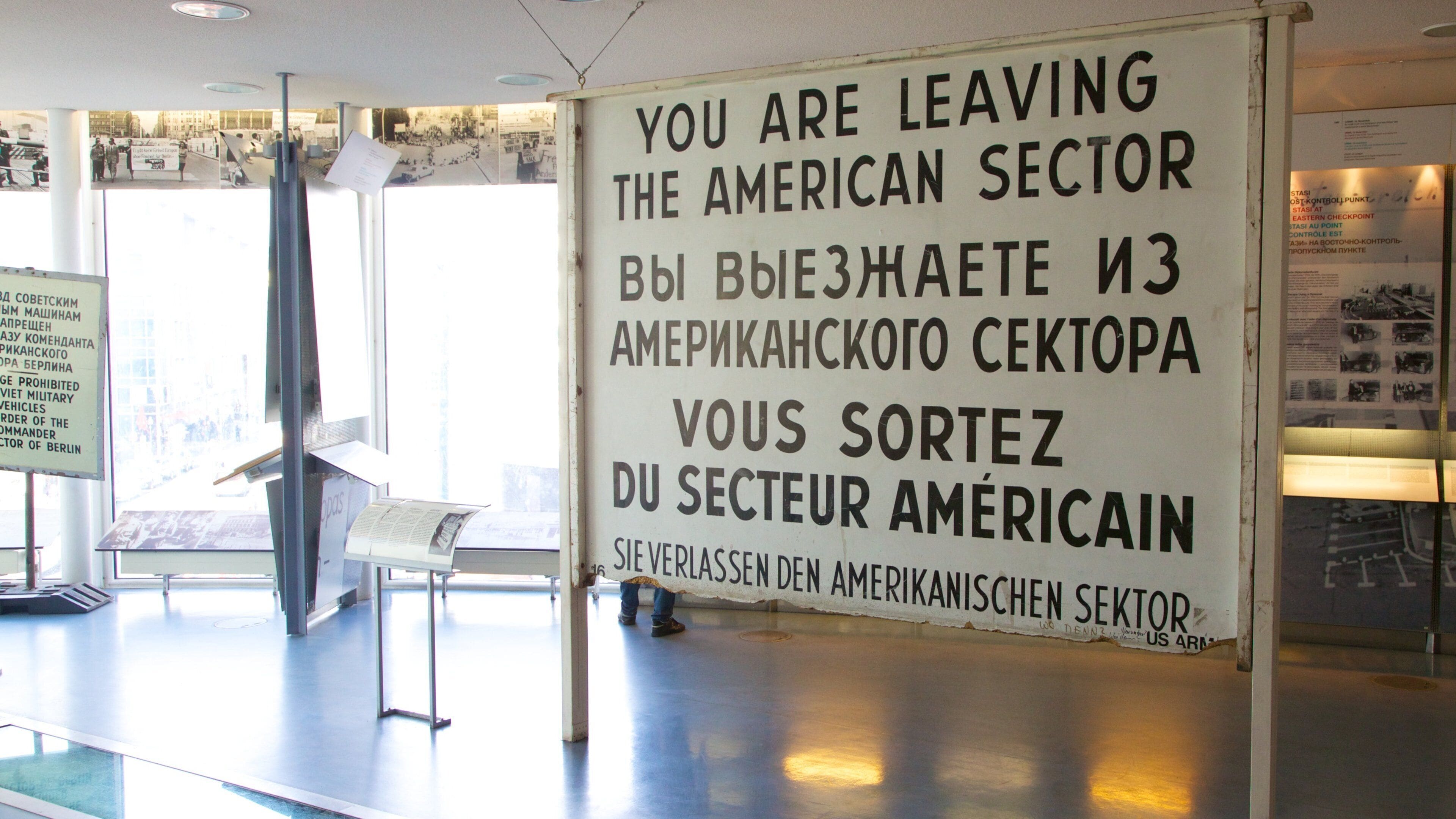 Checkpoint Charlie-museet fasiliteter samt skilt og innendørs