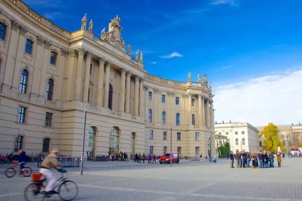 Bebelplatz das einen Fahrradfahren, historische Architektur und Stadt