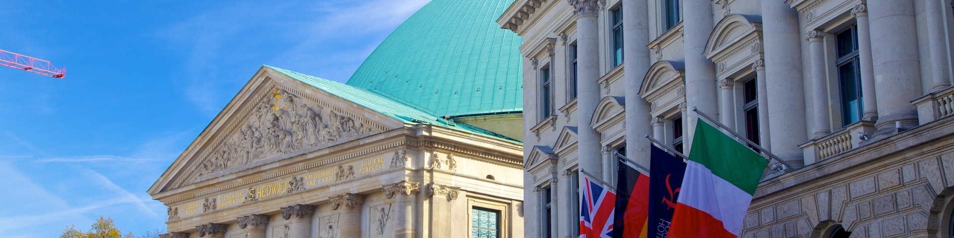 Plaza Bebelplatz ofreciendo arquitectura patrimonial y un edificio administrativo