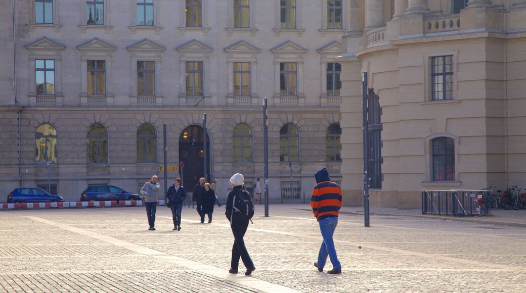 Bebelplatz som inkluderer torg eller plass og historisk arkitektur