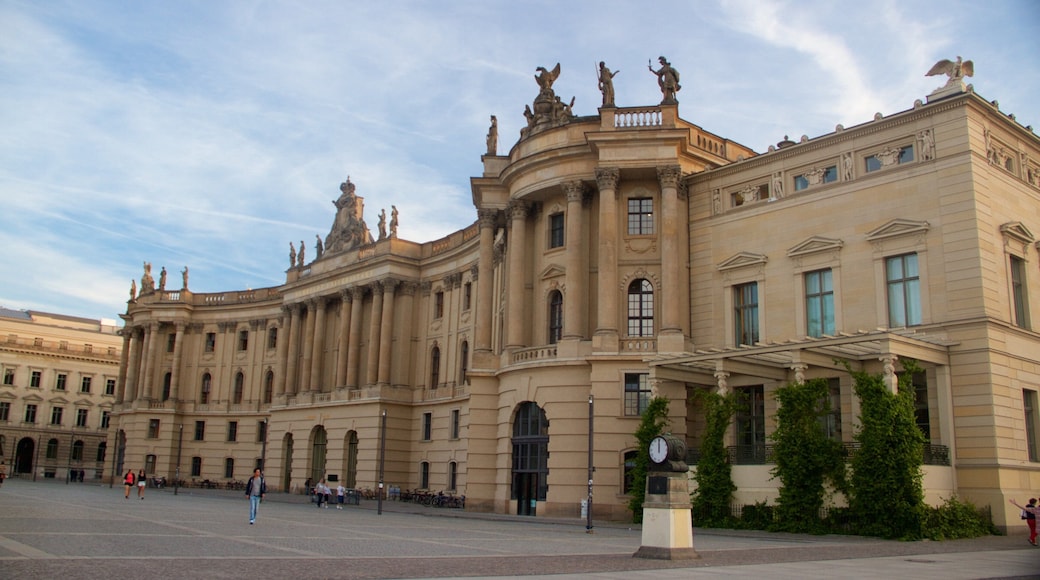 Bebelplatz johon kuuluu vanha arkkitehtuuri ja perintökohteet