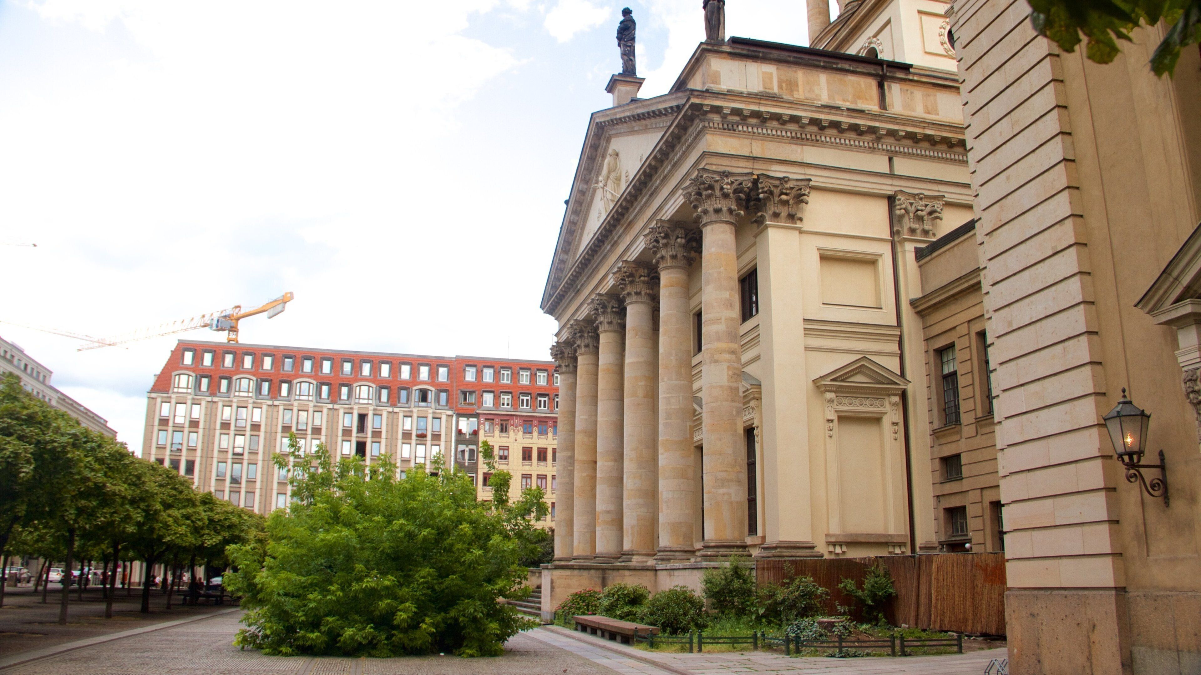 Berlín que incluye una iglesia o catedral, elementos patrimoniales y una ciudad