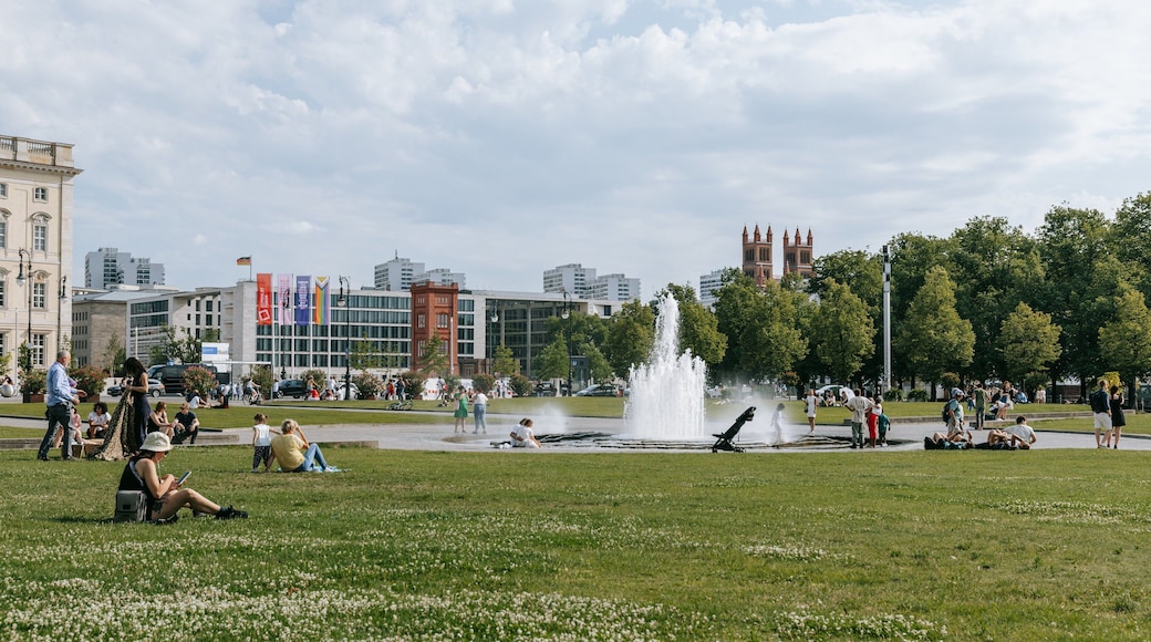 Berlin Cathedral which includes a garden, a fountain and picnicing
