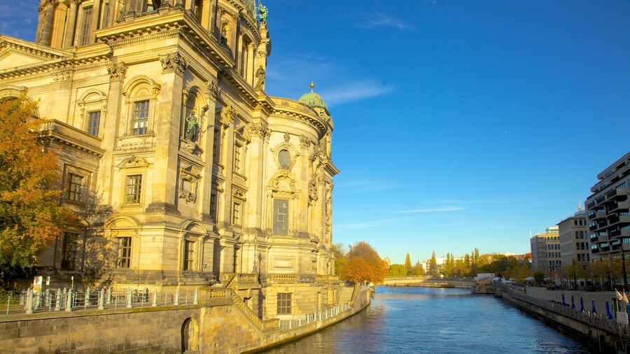 Nhà thờ Béc-lin có tính năng nhà thờ, tôn giáo và sông lạch