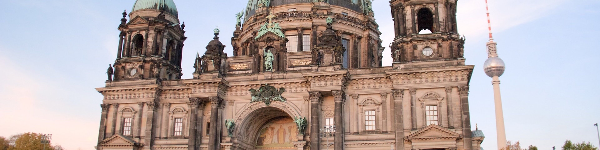 Catedral de Berlim que inclui arquitetura de patrimônio, uma igreja ou catedral e elementos de patrimônio