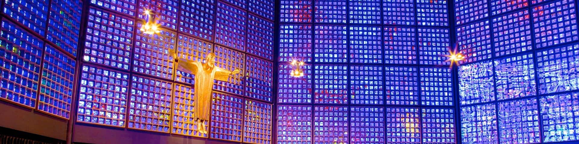 Iglesia conmemorativa del Káiser Guillermo que incluye elementos religiosos, una iglesia o catedral y vistas interiores