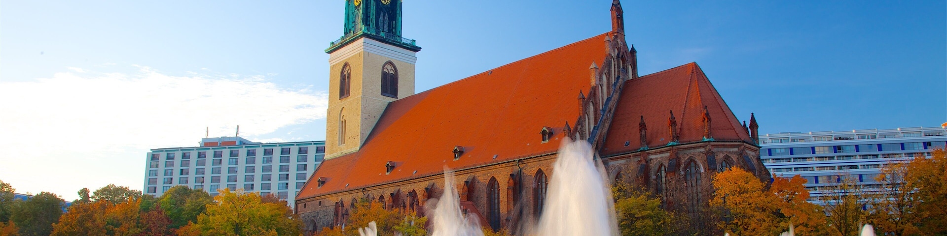 Marienkirche mostrando uma fonte, arquitetura de patrimônio e uma igreja ou catedral