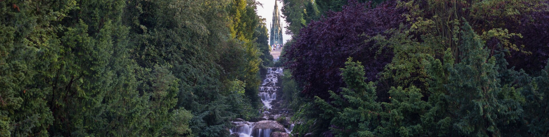 Una cascada rodeada de un bosque denso.