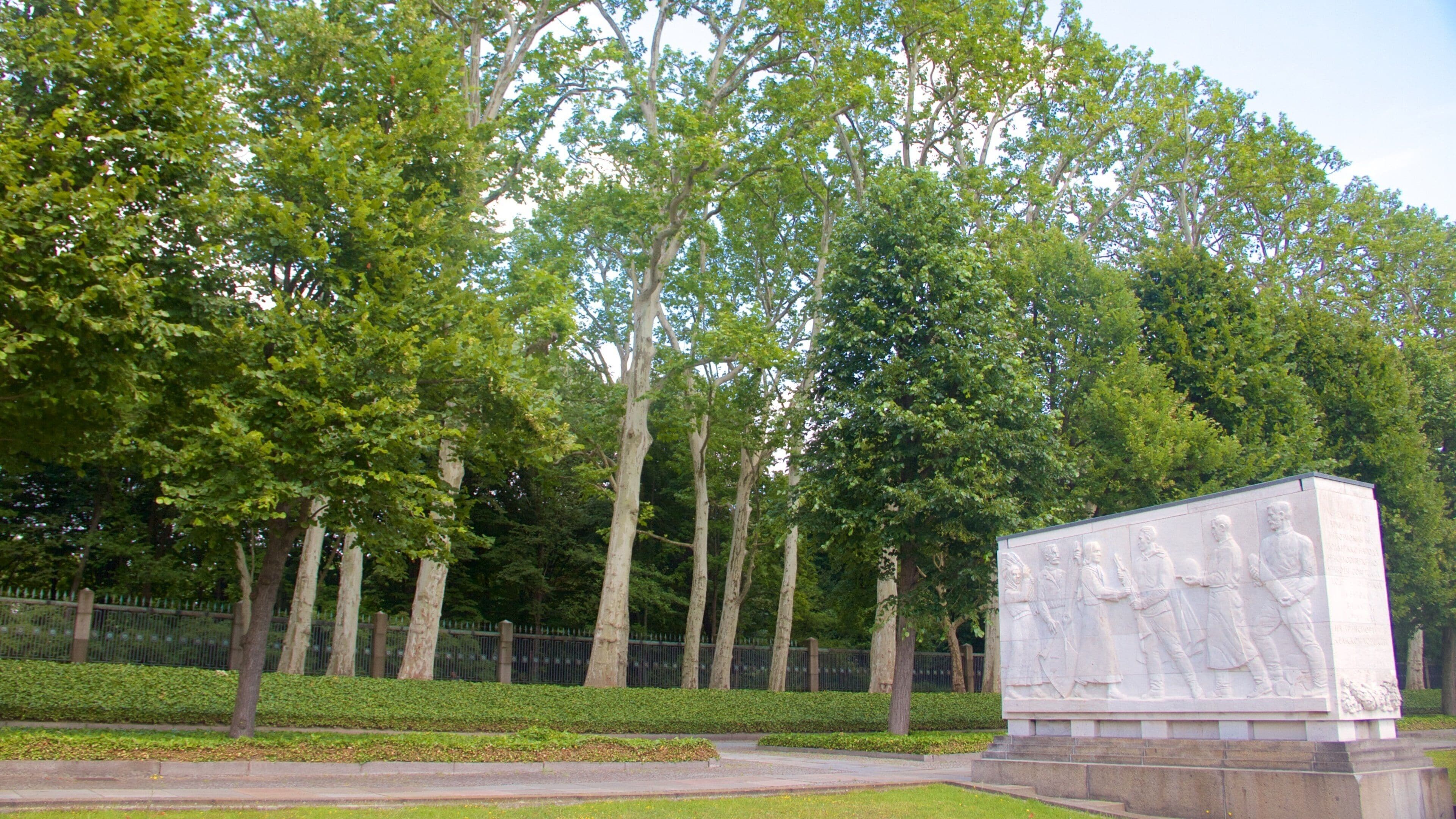 Treptower Park showing a garden