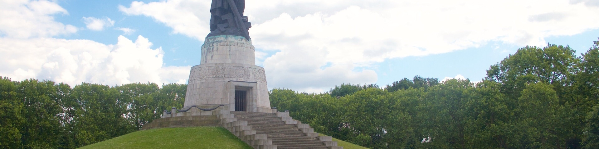 Berlim mostrando um monumento, uma estátua ou escultura e uma praça ou plaza