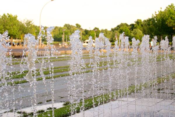 Bundeskanzleramt mit einem Springbrunnen