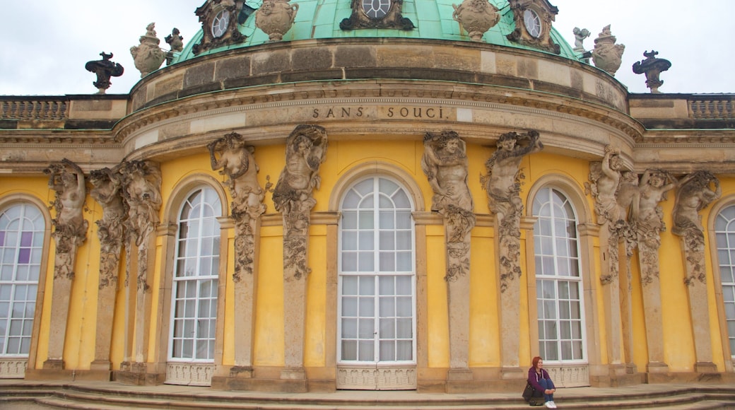 Palácio Sanssouci caracterizando arquitetura de patrimônio, elementos de patrimônio e um pequeno castelo ou palácio