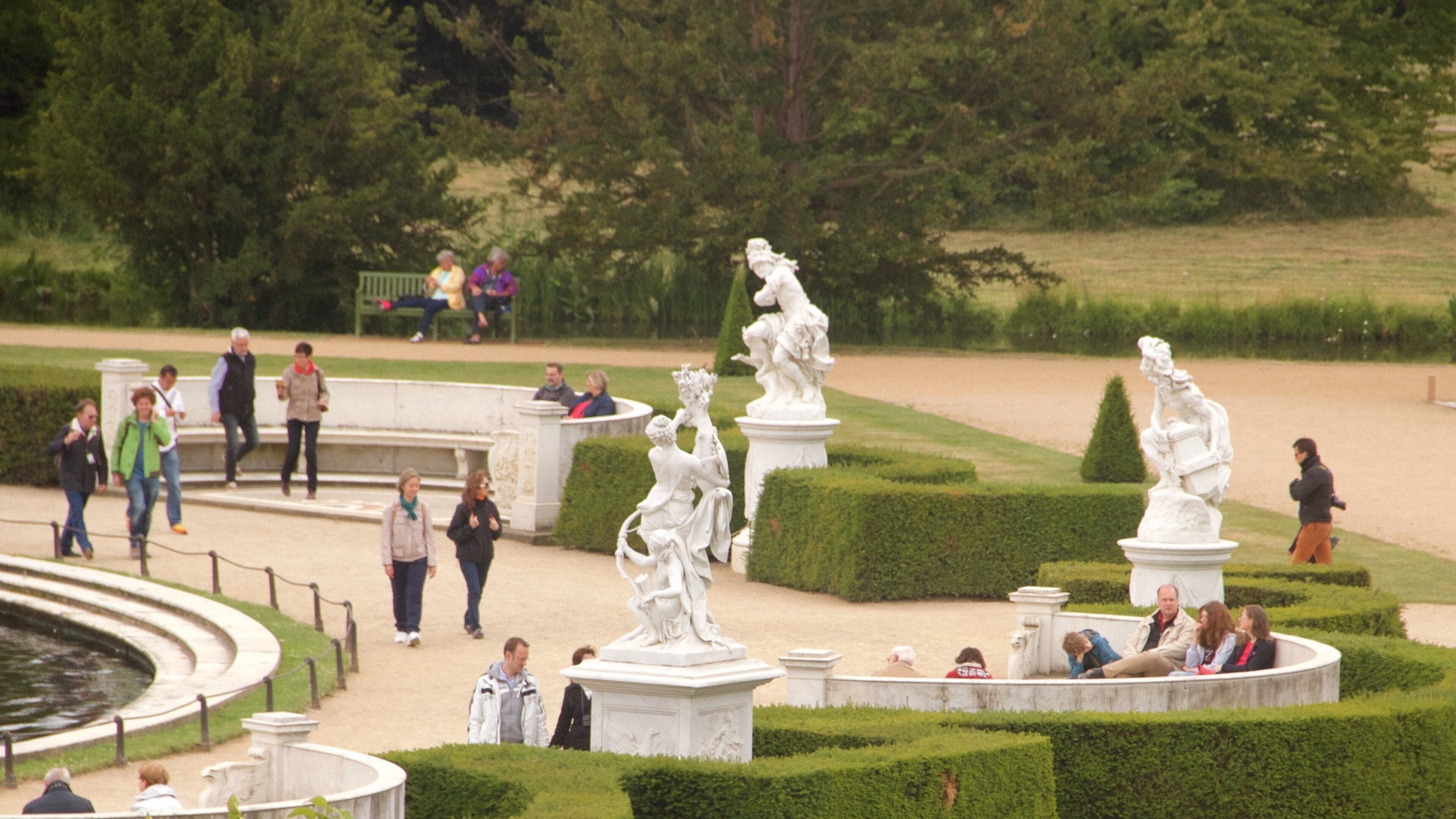 Palácio Sanssouci que inclui uma estátua ou escultura, um jardim e um pequeno castelo ou palácio