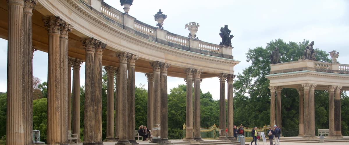 Eine klassische Bauanlage mit Säulen und Statuen.