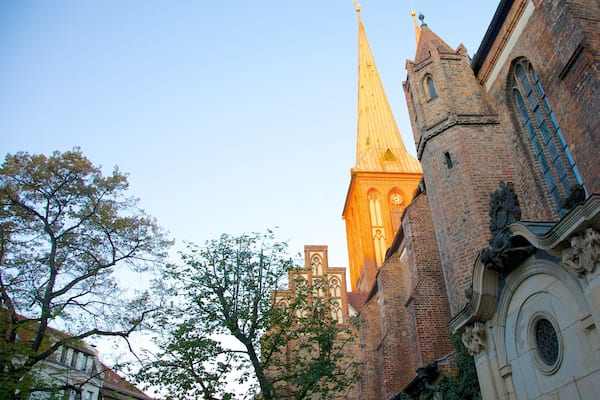 Une église historique dotée d’une haute flèche et d’une tour horloge.