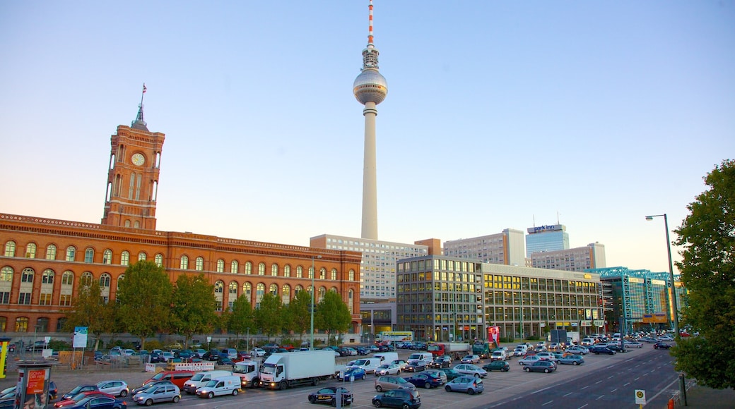 Rotes Rathaus som inkluderer moderne arkitektur, historisk arkitektur og by