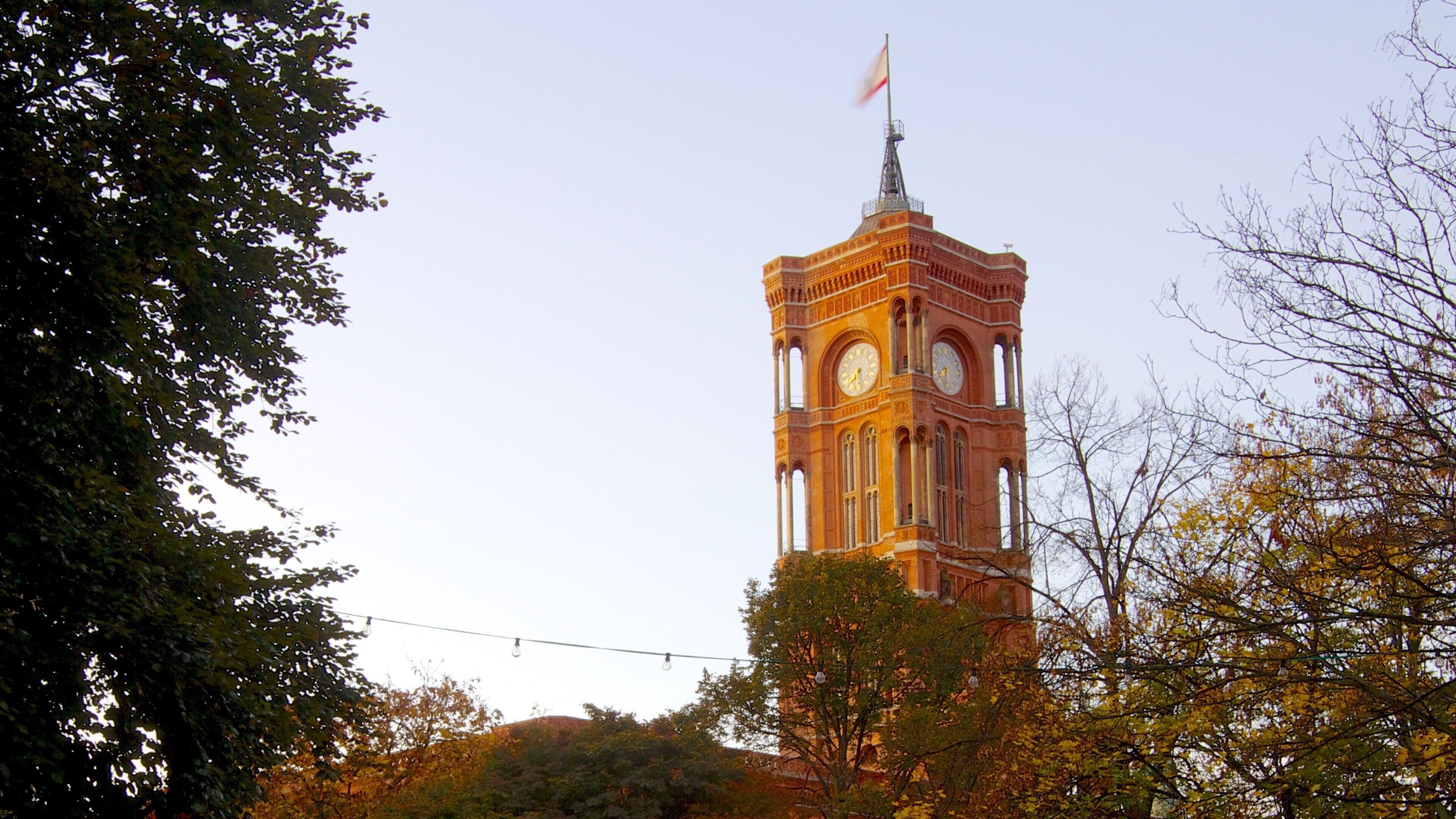 Rotes Rathaus fasiliteter samt historisk arkitektur