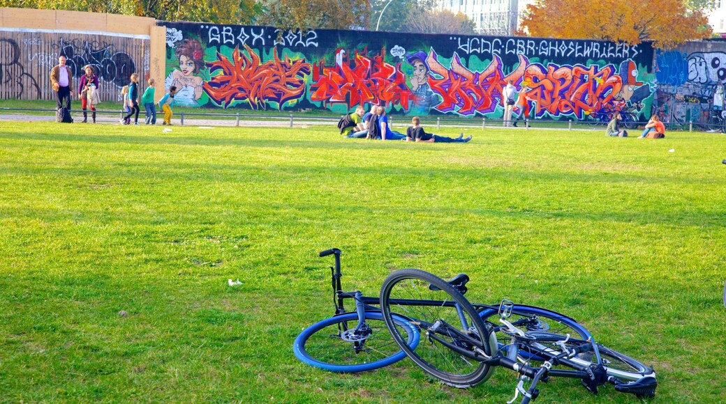 Ăstgalleriet presenterar historiska element, en trĂ€dgĂ„rd och utomhuskonst