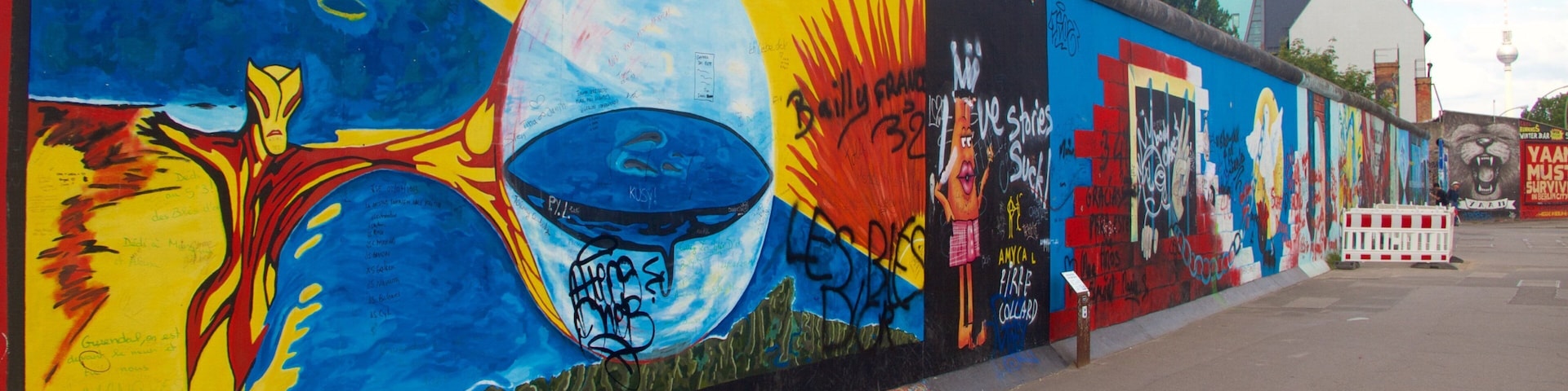 Galeria do Lado Leste mostrando arte e arte ao ar livre