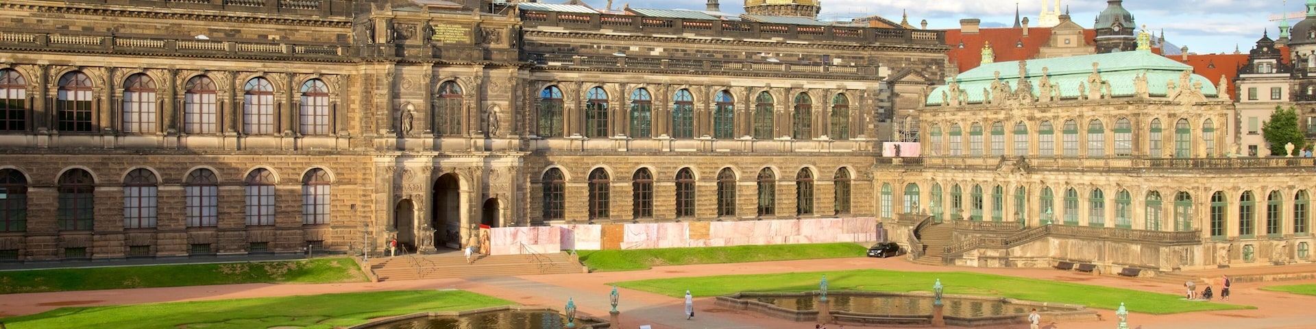 Zwinger Palace showing chateau or palace