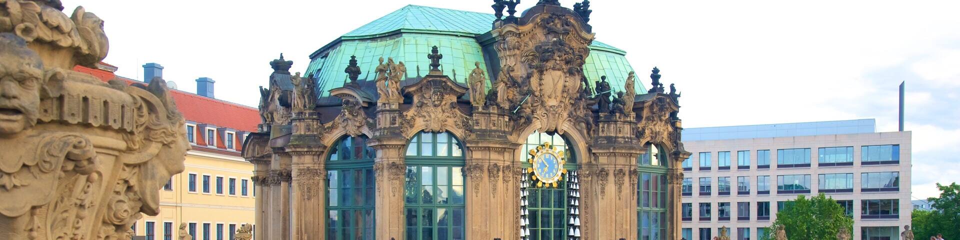 Zwinger welches beinhaltet Statue oder Skulptur und Palast oder Schloss