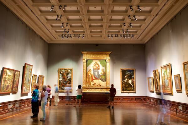 Albertinum welches beinhaltet Kunst und Innenansichten sowie kleine Menschengruppe