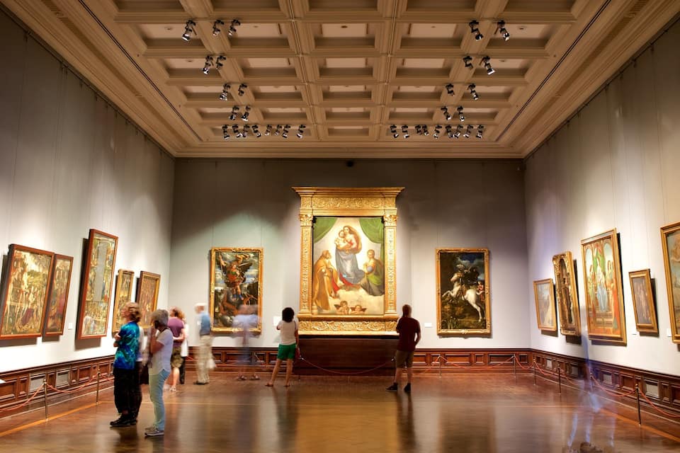 Een museuminterieur met klassieke schilderijen en een groot centraal doek.