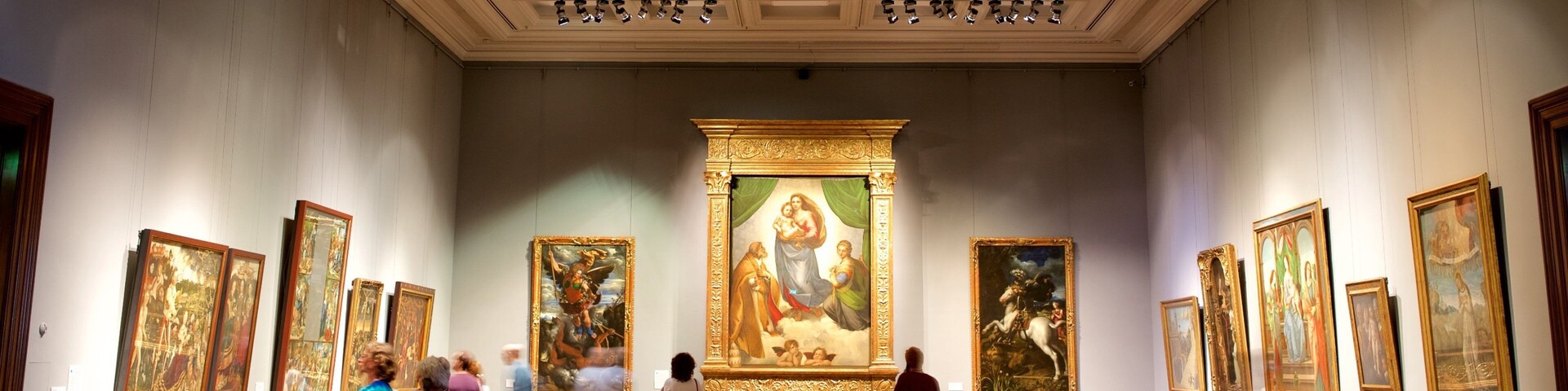 Albertinum caracterizando vistas internas e arte assim como um pequeno grupo de pessoas