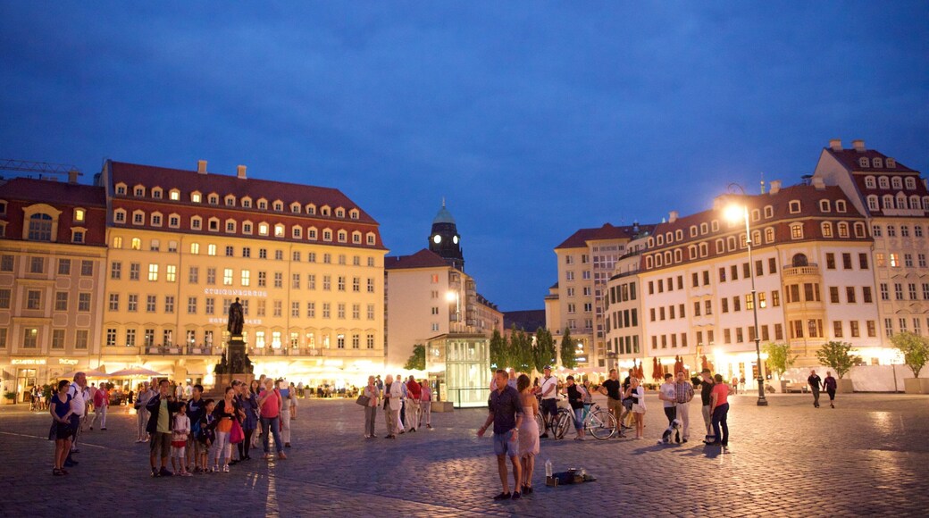 Neumarkt mettant en vedette square ou place et scènes de nuit aussi bien que important groupe de personnes