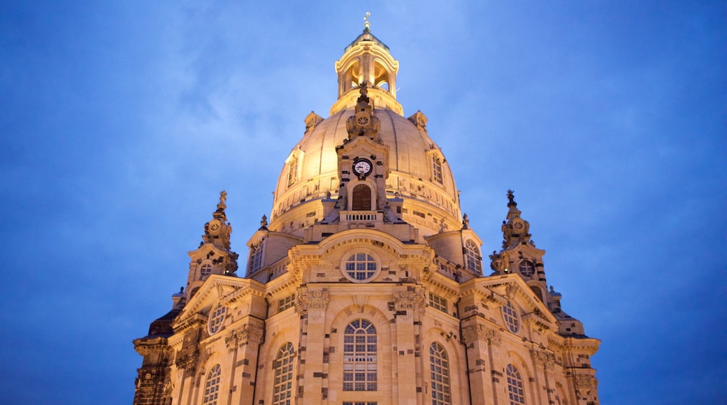 Neumarkt som viser kirke eller katedral