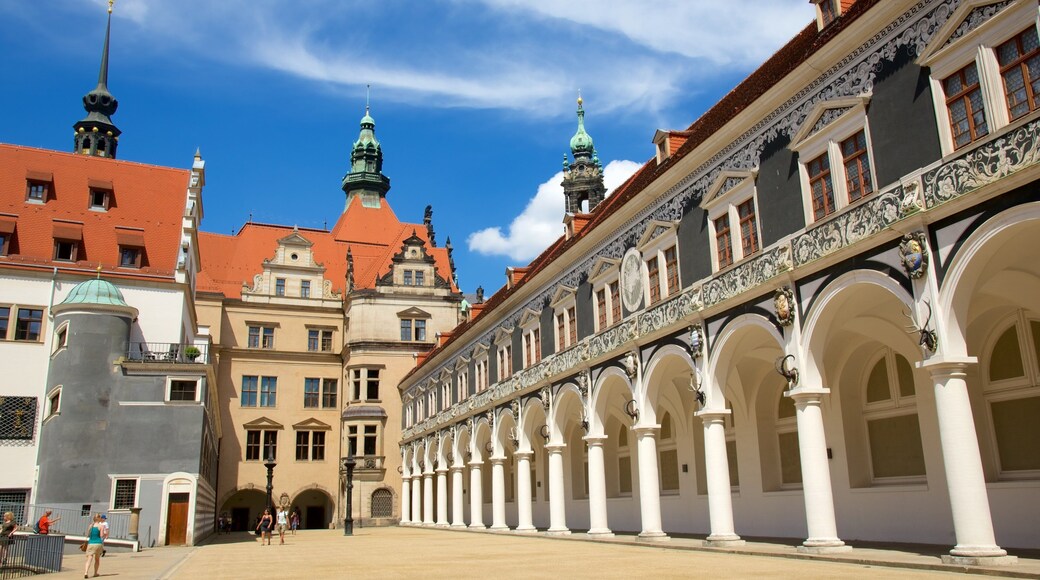 Château de Dresde mettant en vedette scènes de rue